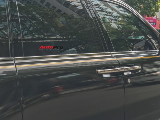 Rolls-Royce Cullinan màu đen lạ xuất hiện trên đường phố Hà Nội dễ gây nhầm lẫn - Ảnh 2.
