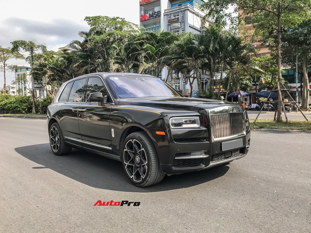 Rolls-Royce Cullinan màu đen lạ xuất hiện trên đường phố Hà Nội dễ gây nhầm lẫn - Ảnh 1.
