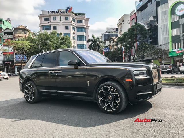 Rolls-Royce Cullinan màu đen lạ xuất hiện trên đường phố Hà Nội dễ gây nhầm lẫn - Ảnh 5.