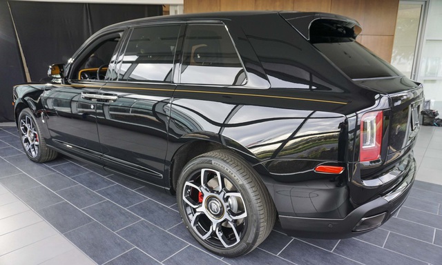 Rolls-Royce Cullinan màu đen lạ xuất hiện trên đường phố Hà Nội dễ gây nhầm lẫn - Ảnh 4.