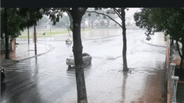 Clip: Cú đâm oan nghiệt ở ngã tư và hành động của nhóm người khiến tất cả vỗ tay đồng tình