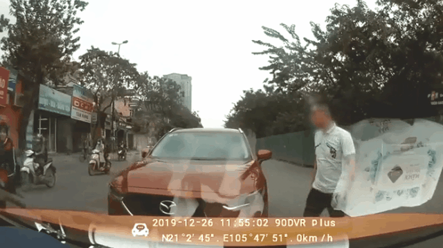 CLIP: Lấn làn còn "cà khịa" tài xế đi đúng luật, thanh niên đổi giọng ngay khi gặp công an