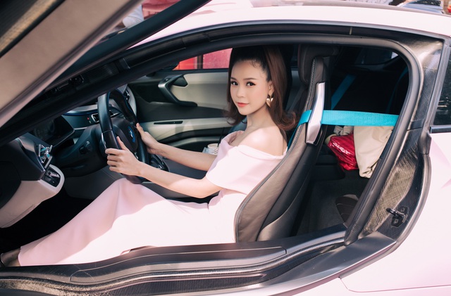 Hot girl Sam tự tay lái chiếc BMW i8 màu hồng trong ngày khai trương cửa hàng làm đẹp - Ảnh 2.
