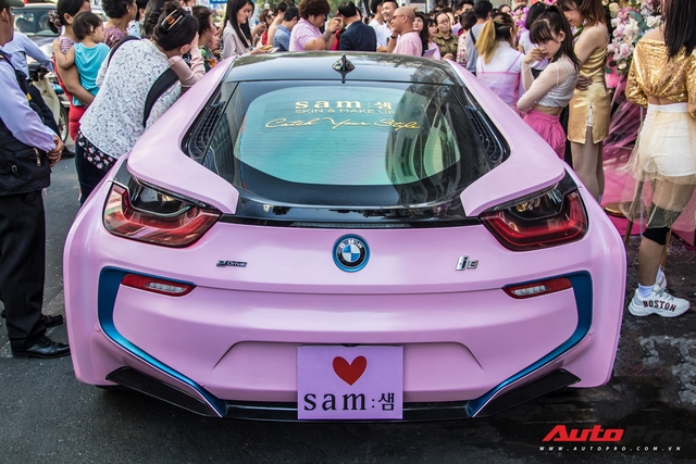 Hot girl Sam tự tay cầm lái BMW i8 màu hồng trong ngày khai trương cửa hàng mỹ phẩm của mình - Ảnh 10.