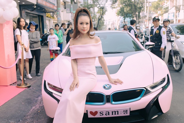 Hot girl Sam tự tay cầm lái BMW i8 màu hồng trong ngày khai trương cửa hàng mỹ phẩm của mình - Ảnh 3.