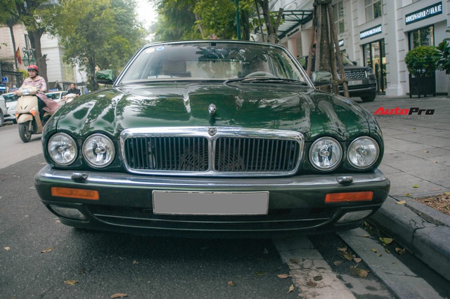Jaguar XJ hơn 25 năm tuổi siêu hiếm xuất hiện tại Hà Nội, tình trạng xe khiến nhiều người ngạc nhiên - Ảnh 2.