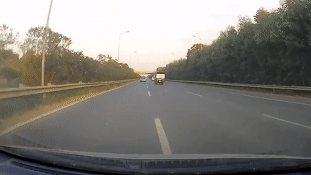 Tài xế Hyundai Tucson hồn nhiên chạy ngược chiều trên cao tốc ở Hà Nội