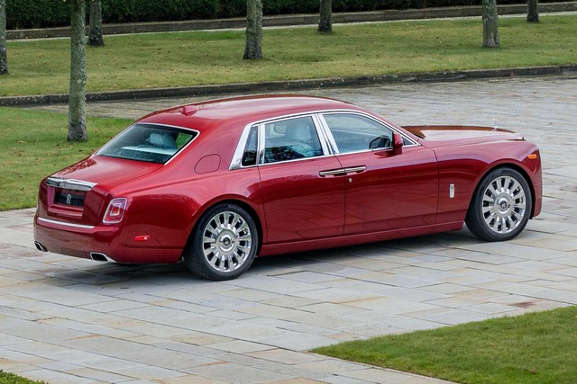 Đỉnh cao chế tác xe: Rolls-Royce Phantom rắc bụi pha lê làm sơn 5 lớp, mỗi lớp đánh bóng 5 tiếng - Ảnh 10.