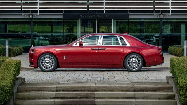 Đỉnh cao chế tác xe: Rolls-Royce Phantom rắc bụi pha lê làm sơn 5 lớp, mỗi lớp đánh bóng 5 tiếng