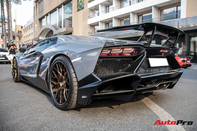 Cận cảnh lớp áo bắt trend trên chiếc Lamborghini Aventador bản độ của đại gia Bạc Liêu - Ảnh 2. Cận cảnh lớp áo bắt trend trên chiếc Lamborghini Aventador bản độ của đại gia Bạc Liêu - Ảnh 2.