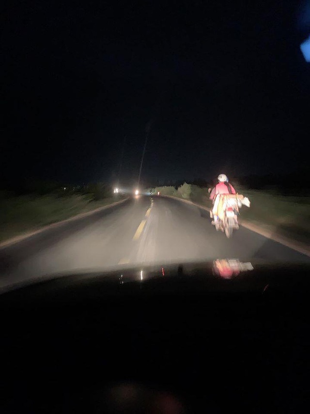 Tài xế dìu xe máy không đèn suốt chặng đường 90km: Điểm xấu xí khiến nhiều người lắc đầu - Ảnh 1.