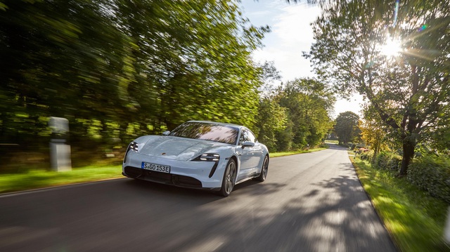Porsche: Khách hàng Tesla đang đổ xô đi mua Taycan