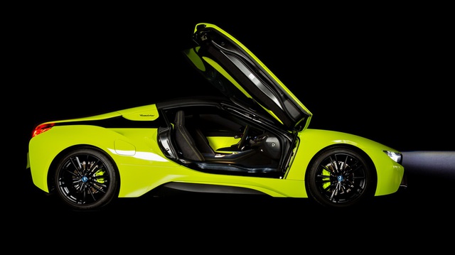 BMW i8 mui trần màu xanh lá 'độc nhất vô nhị' khiến fan Việt nức lòng