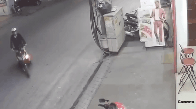 CLIP: Phản xạ cực nhanh của người đàn ông "làm đau" thanh niên đi xe máy