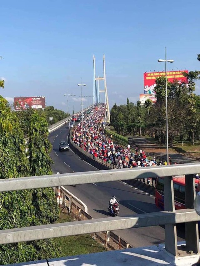 Khoảnh khắc được chia sẻ nhiều nhất trên MXH: Hàng trăm phương tiện ùn ùn quay trở về Tp. Hồ Chí Minh - Ảnh 1.