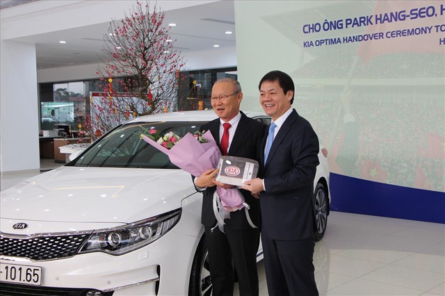 Sau 1 năm nhận Kia Optima, HLV Park Hang-seo được tặng thêm chiếc BMW X4 - Ảnh 3.