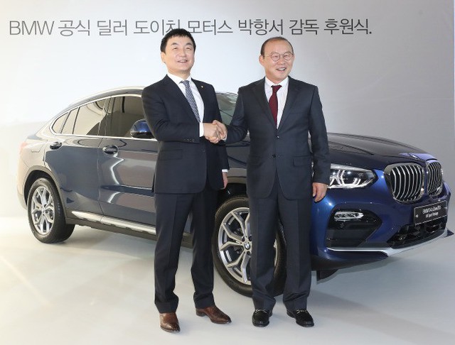 Sau 1 năm nhận Kia Optima, HLV Park Hang-seo được tặng thêm chiếc BMW X4 - Ảnh 1.