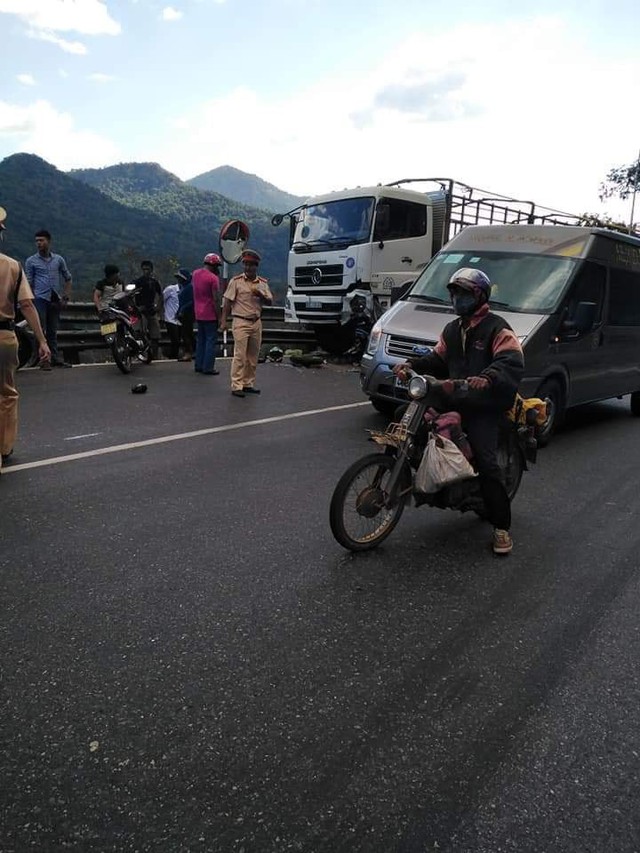 Nam phượt thủ đổ đèo Bảo Lộc gặp nạn, người và xe dính chặt vào đầu xe tải - Ảnh 2.