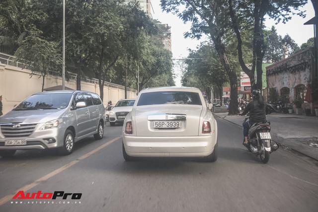 Rolls-Royce Phantom trắng đeo biển cặp thần tài nhỏ của đại gia Sài Gòn - Ảnh 1.