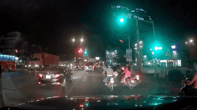 Mải "chém gió", hai cô gái nhận cái kết oái oăm ngay trước mũi ô tô