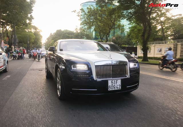 Bắt gặp Rolls-Royce Wraith thuộc bộ sưu tập hầm gửi xe triệu đô với chi tiết thu hút được nhiều sự chú ý - Ảnh 1.