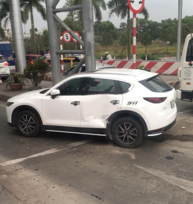 Xe bồn kẹt cứng ở trạm thu phí vì hành động vô ý thức của ô tô Mazda CX-5 - Ảnh 1.