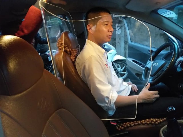 Tài xế Hà Nội và Sài Gòn tự chế ‘giáp’ trên ô tô nhận nhiều phản hồi khó ngờ - Ảnh 1.