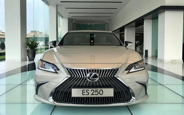 Cùng giá 2,5 tỷ đồng, chọn Toyota Camry XLE 2019 hàng độc hay Lexus ES250 2019 chính hãng? - Ảnh 9.