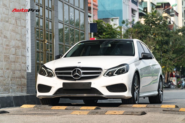 Nếu không chờ được Mercedes-Benz C-Class 2019, hãy mua chiếc E-Class này vì giá của chúng bằng nhau - Ảnh 1.