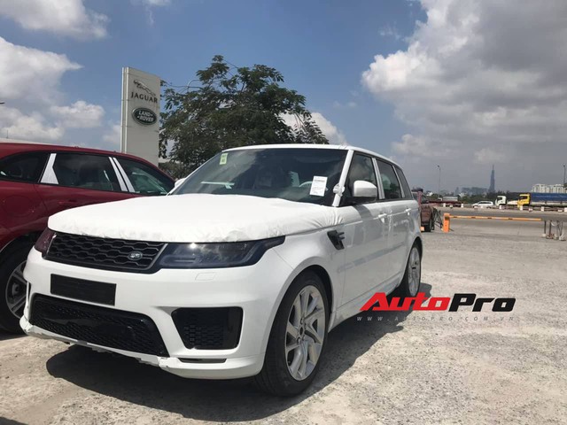 Lô hàng Range Rover Sport 2019 chính hãng giá hơn 4,7 tỷ đồng đầu tiên về Việt Nam - Ảnh 2. Lô hàng Range Rover Sport 2019 chính hãng giá hơn 4,7 tỷ đồng đầu tiên về Việt Nam - Ảnh 2.