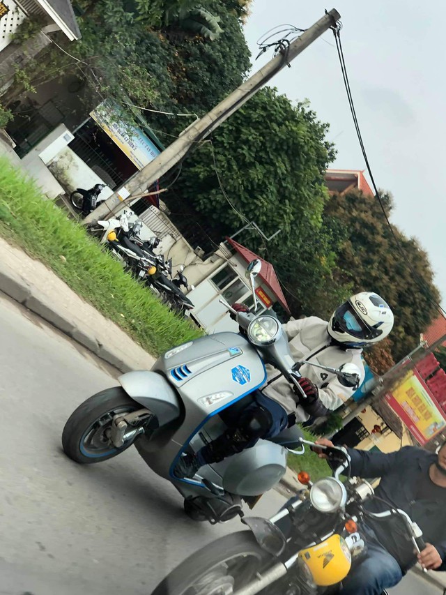 Vespa Elettrica bất ngờ có mặt tại Hà Nội - xe máy điện có giá giật mình thách thức VinFast Klara - Ảnh 1.