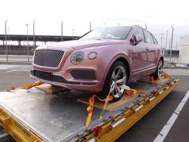 Đại gia Việt chơi trội, mua Bentley Bentayga chục tỷ màu hồng sản xuất riêng - Ảnh 1.