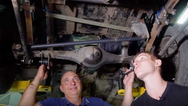 Lada Niva cổ lỗ sĩ hóa thân thành xe quái vật 6 bánh: Cũng off-road được như ai! - Ảnh 2. Lada Niva cổ lỗ sĩ hóa thân thành xe quái vật 6 bánh: Cũng off-road được như ai! - Ảnh 2.