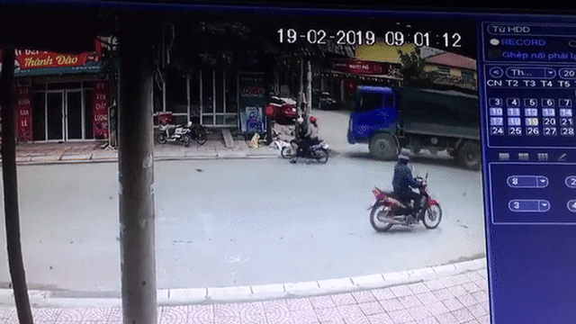 "Cú lừa ngoạn mục" của cặp đôi đi xe máy, tài xế xe tải ôm đầu hứng chịu hậu quả