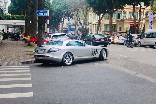 Sau một năm vắng bóng, mũi tên bạc Mercedes-Benz SLR McLaren độc nhất Việt Nam bất ngờ trở lại - Ảnh 1. Sau một năm vắng bóng, mũi tên bạc Mercedes-Benz SLR McLaren độc nhất Việt Nam bất ngờ trở lại - Ảnh 1.