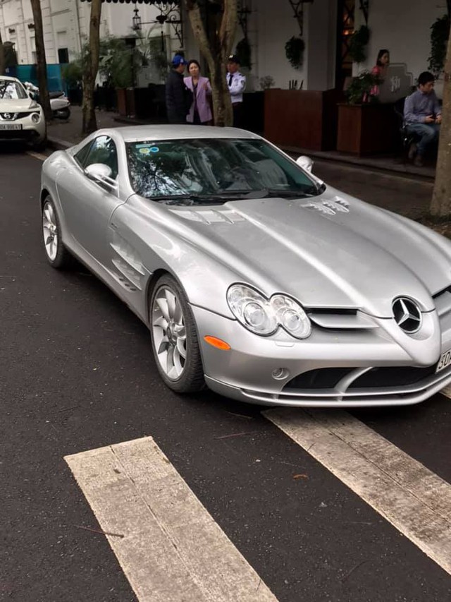 Sau một năm vắng bóng, mũi tên bạc Mercedes-Benz SLR McLaren độc nhất Việt Nam bất ngờ trở lại - Ảnh 3. Sau một năm vắng bóng, mũi tên bạc Mercedes-Benz SLR McLaren độc nhất Việt Nam bất ngờ trở lại - Ảnh 3.
