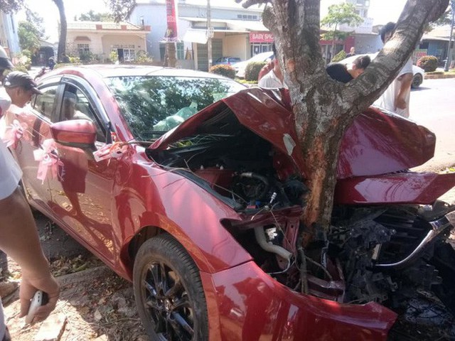 Chiếc Mazda3 đón dâu biến dạng, dính chặt vào gốc cây - hiện trường vụ tai nạn gây ám ảnh - Ảnh 1.