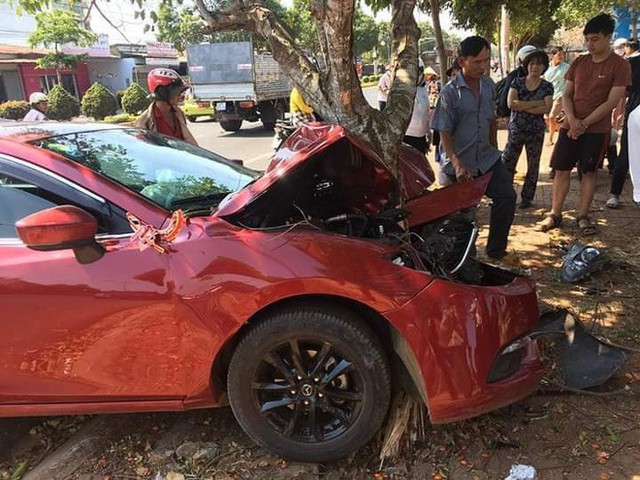 Chiếc Mazda3 đón dâu biến dạng, dính chặt vào gốc cây - hiện trường vụ tai nạn gây ám ảnh - Ảnh 2.