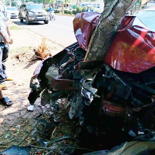 Chiếc Mazda3 đón dâu biến dạng, dính chặt vào gốc cây - hiện trường vụ tai nạn gây ám ảnh - Ảnh 3.