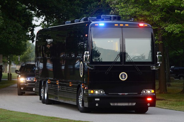 Ngắm siêu xe buýt của Tổng thống Mỹ - Ảnh 1.
