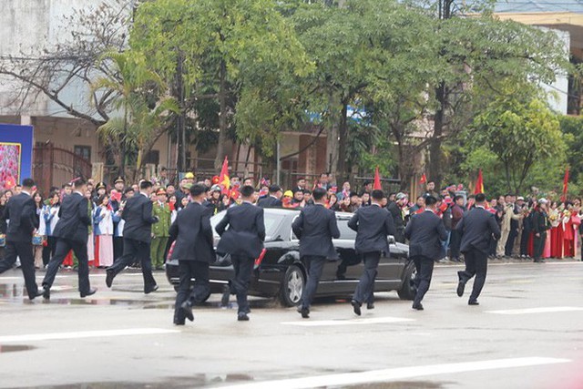 12 vệ sĩ của ông Kim Jong Un tái hiện màn chạy bộ ấn tượng trước cửa nhà ga Đồng Đăng, Việt Nam - Ảnh 8.