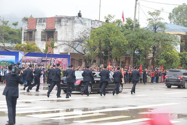 12 vệ sĩ của ông Kim Jong Un tái hiện màn chạy bộ ấn tượng trước cửa nhà ga Đồng Đăng, Việt Nam - Ảnh 9.