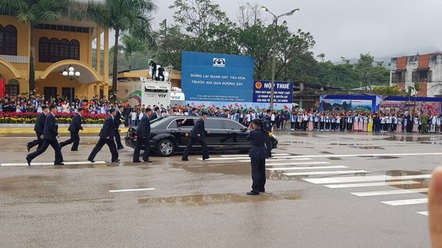 12 vệ sĩ của ông Kim Jong Un tái hiện màn chạy bộ ấn tượng trước cửa nhà ga Đồng Đăng, Việt Nam - Ảnh 10.