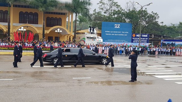 12 vệ sĩ của ông Kim Jong Un tái hiện màn chạy bộ ấn tượng trước cửa nhà ga Đồng Đăng, Việt Nam - Ảnh 11.