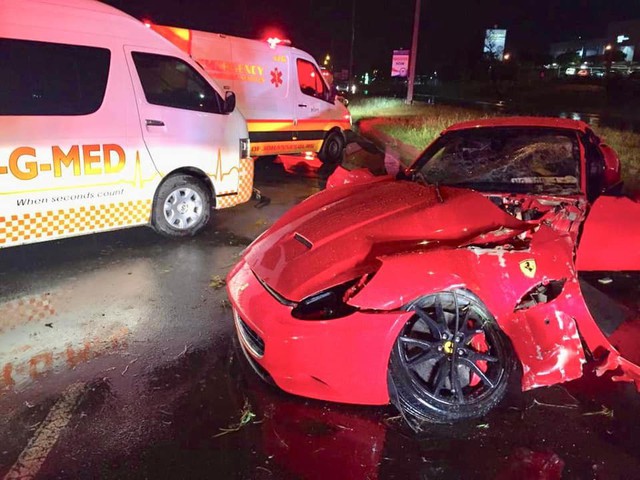 Siêu xe Ferrari California bị xẻ làm đôi sau tai nạn kinh hoàng - Ảnh 3.