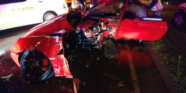 Siêu xe Ferrari California bị xẻ làm đôi sau tai nạn kinh hoàng - Ảnh 2.
