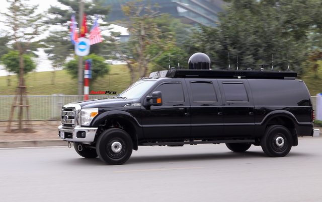 Chiếc Ford 4 khoang kỳ lạ xuất hiện sau ‘quái vật’ của Donald Trump tại Hà Nội: Tưởng SUV nhưng thực tế ngỡ ngàng - Ảnh 1.