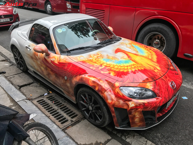 Mazda MX-5 của dân chơi Hà Nội trang trí táo bạo bằng phượng lửa - Ảnh 1. Mazda MX-5 của dân chơi Hà Nội trang trí táo bạo bằng phượng lửa - Ảnh 1.