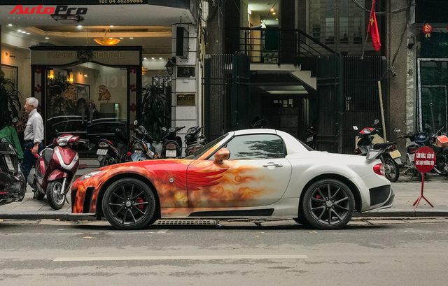 Mazda MX-5 của dân chơi Hà Nội trang trí táo bạo bằng phượng lửa - Ảnh 3. Mazda MX-5 của dân chơi Hà Nội trang trí táo bạo bằng phượng lửa - Ảnh 3.