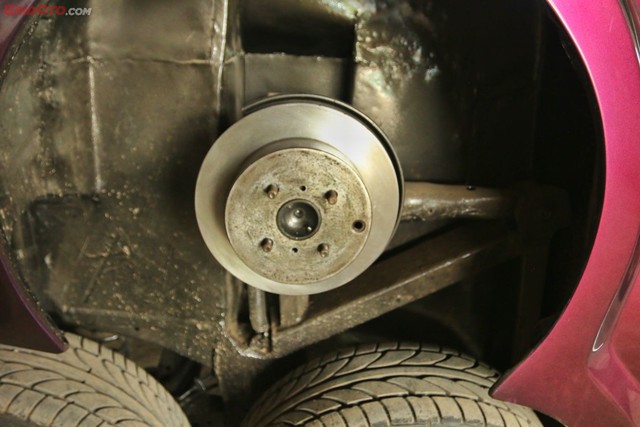 Chi tiết Toyota Vios độ 8 bánh kỳ dị của dân chơi 73 tuổi: Lái không ổn định và nặng nề - Ảnh 5.